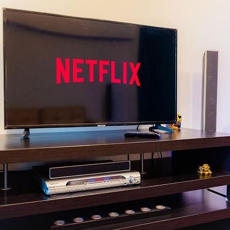 Comfy Apartment With Private Parking And Netflix Bucharest Exterior photo